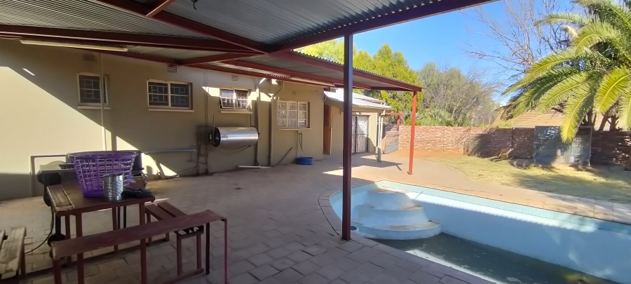 5 Bedroom Property for Sale in Jan Kempdorp Northern Cape